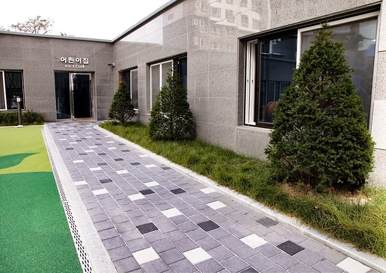 깔끔하게 정렬된 basic 블록이 깔린 진입부
