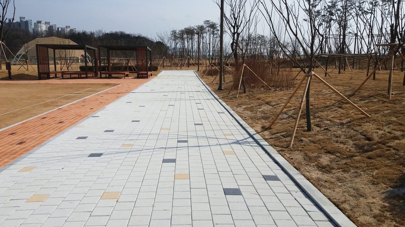 진행 방향으로 길게 이어져 시선을 끄는 산책로